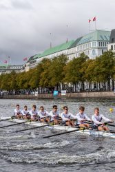 Der Mainzer Achter beim Finale 2022 in Hamburg auf der Binnenalster (Alexander Pischke/ Ruderbundesliga)